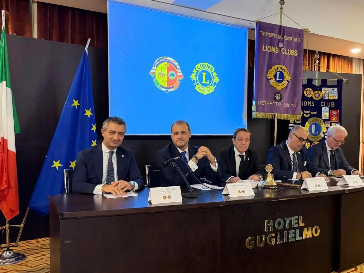 Lions Catanzaro Host, il futuro ha radici nel cuore della città: all’Hotel Guglielmo l’apertura dell’anno sociale con il governatore Canetti e la Targa Lions allo scrittore Gioacchino Criaco\n