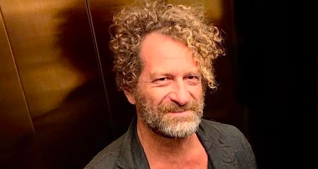 Davide Dormino al Mabos con “Sovvertito”, la scultura che ribalta il concetto di potere\n