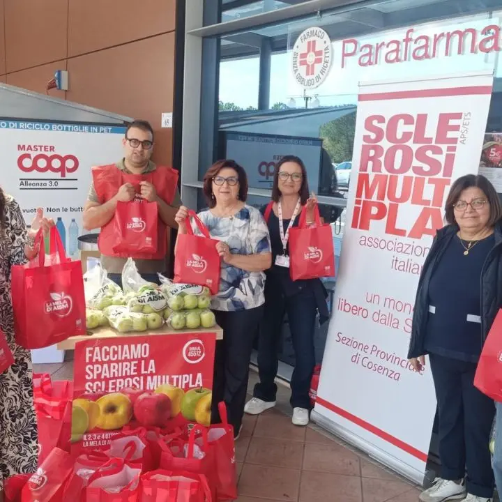 Grande successo per la raccolta di mele organizzata dai volontari dell’Aism da venerdì a domenica scorsa\n