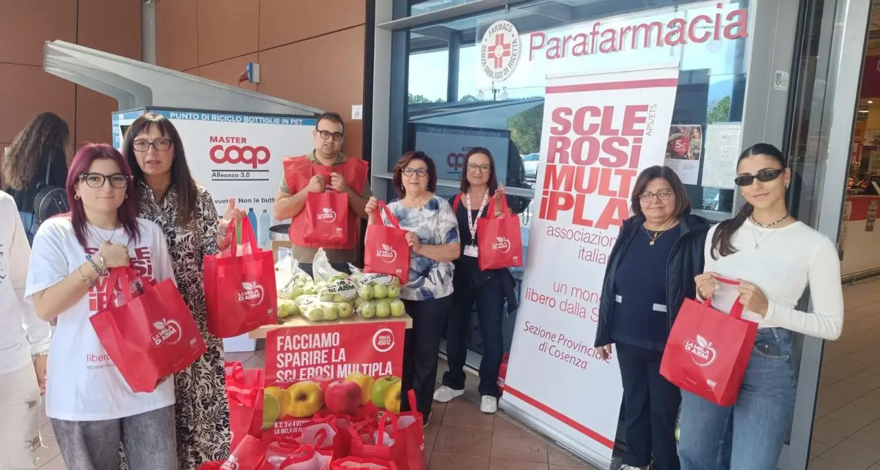 Grande successo per la raccolta di mele organizzata dai volontari dell’Aism da venerdì a domenica scorsa\n