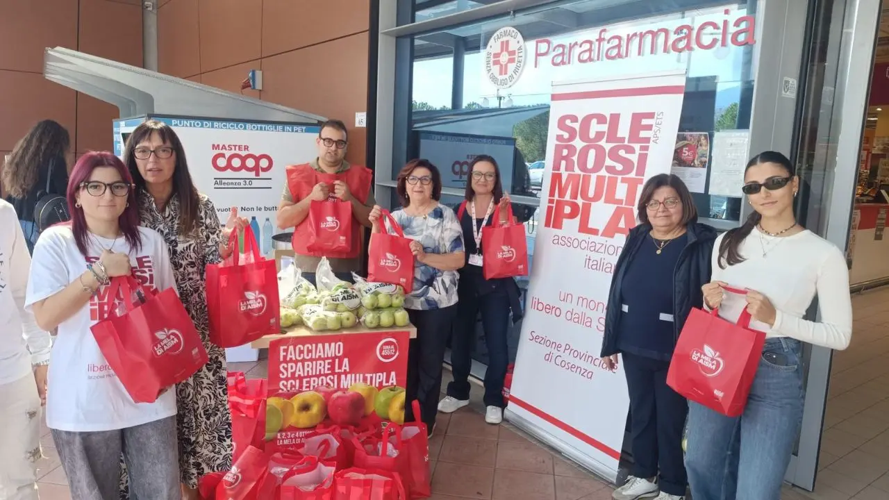 Grande successo per la raccolta di mele organizzata dai volontari dell’Aism da venerdì a domenica scorsa\n