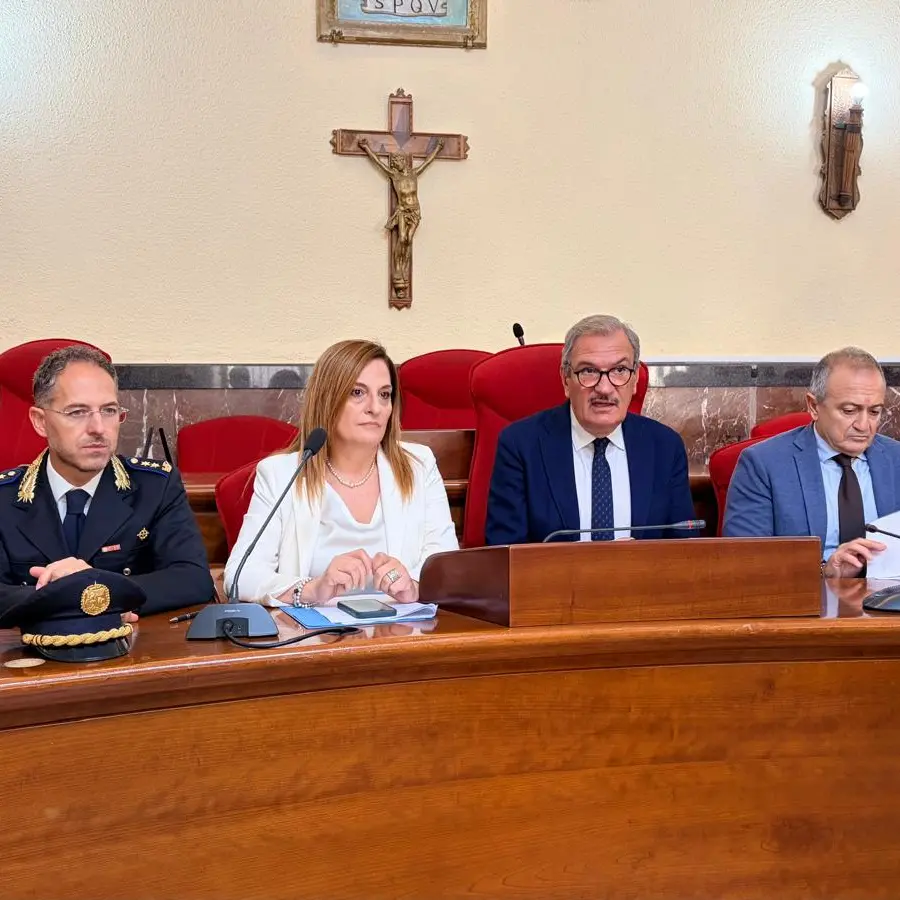 Vibo, commercianti ed esercenti sottoscrivono in Comune il protocollo per la sicurezza. Ecco cosa prevede\n