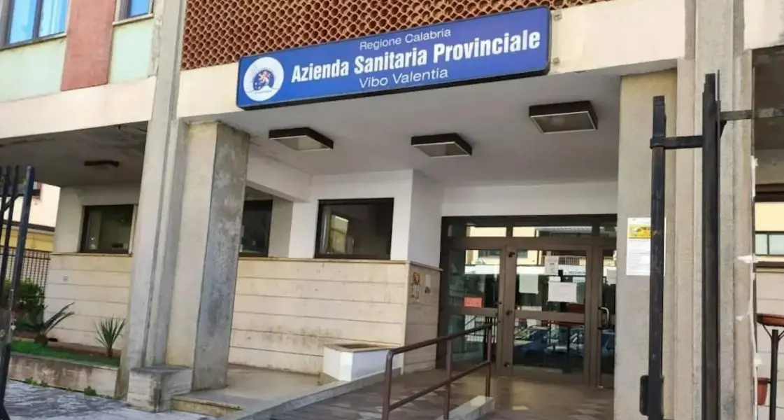 Battistini si insedia all’Asp di Vibo e incontra subito i sindaci: «Felice di essere tornato». Sul tavolo ospedali e territorio\n