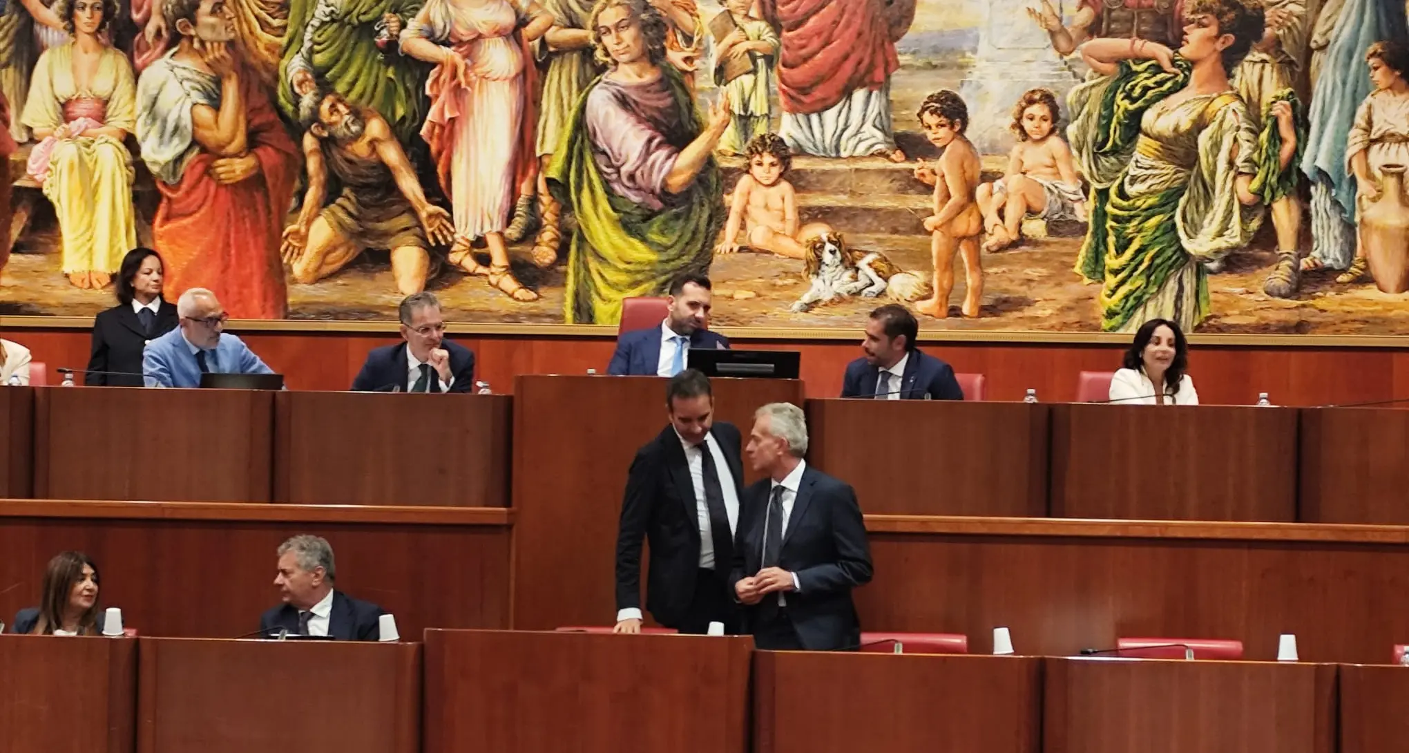 Consiglio regionale della Calabria, seduta ricca tra retromarce istituzionali e maxi-assestamento\n
