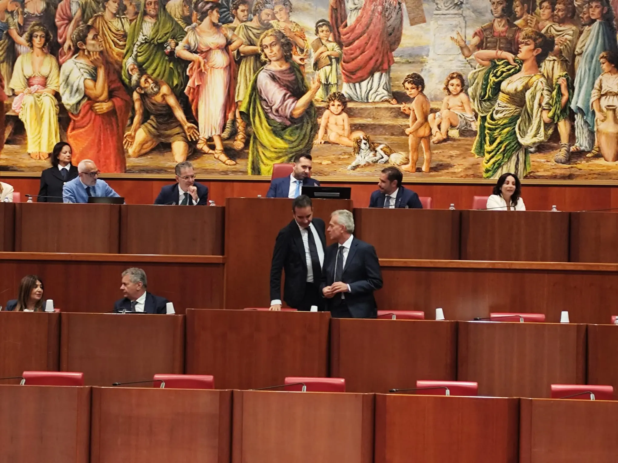 Consiglio regionale della Calabria, seduta ricca tra retromarce istituzionali e maxi-assestamento\n