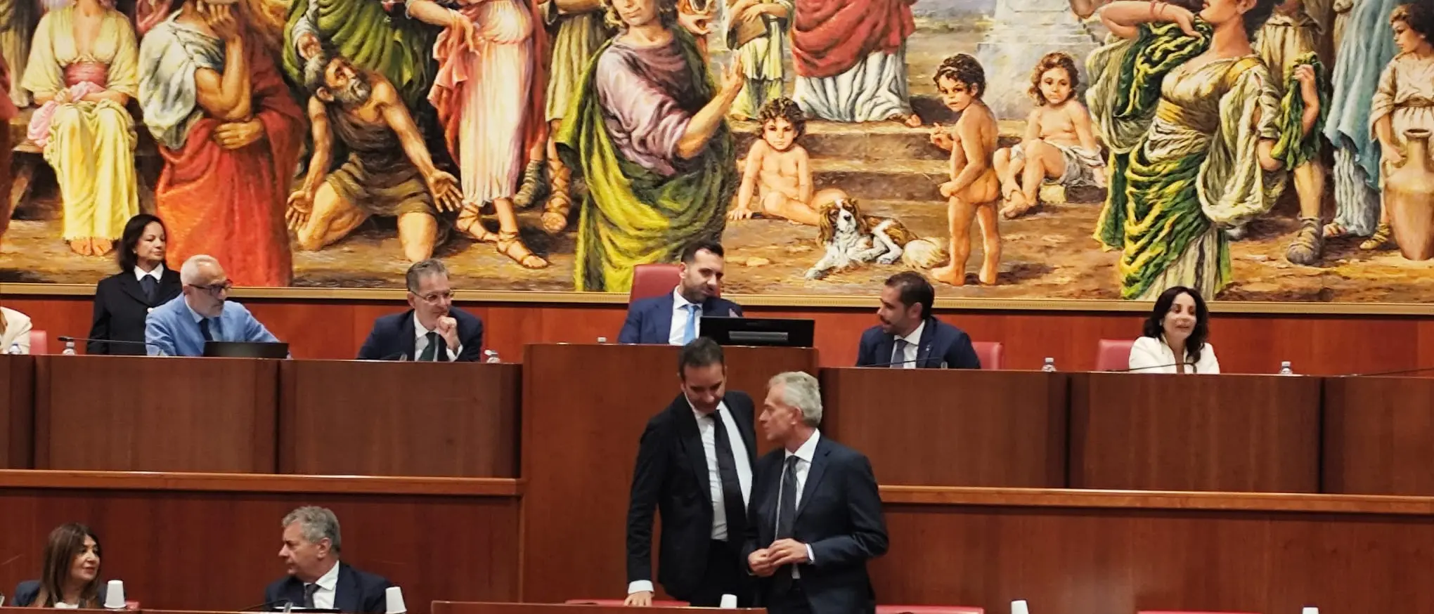 Consiglio regionale della Calabria, seduta ricca tra retromarce istituzionali e maxi-assestamento\n