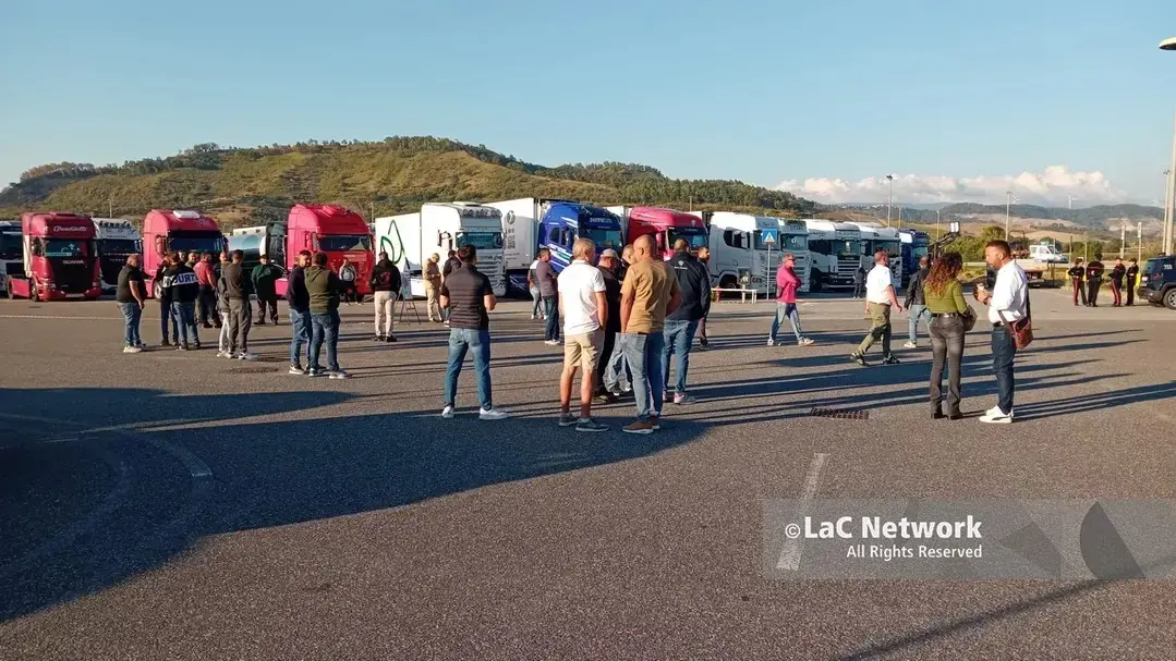 <p>Gli agricoltori in protesta attesi a Reggio, Falcomatà: «<span style=\"color:hsl(0,75%,60%);\">La Regione poteva stanziare più di 15 milioni</span>» - <span style=\"color:hsl(0,75%,60%);\">LIVE</span></p>