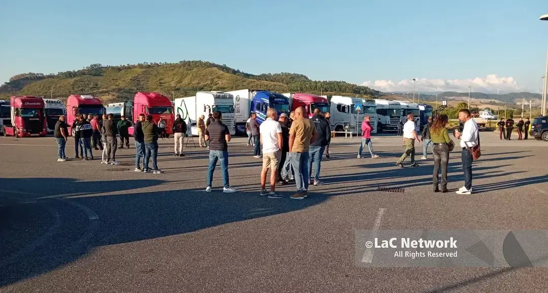 <p>La protesta degli agricoltori scuote la Calabria, Falcomatà: «<span style=\"color:hsl(0,75%,60%);\">La Regione poteva stanziare più di 15 milioni</span>» - <span style=\"color:hsl(0,75%,60%);\">LIVE</span></p>
