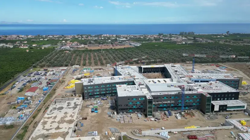 Nuovo ospedale della Sibaritide, Stasi avverte: «Gli ambulatori non sono la consegna dell’ospedale»\n