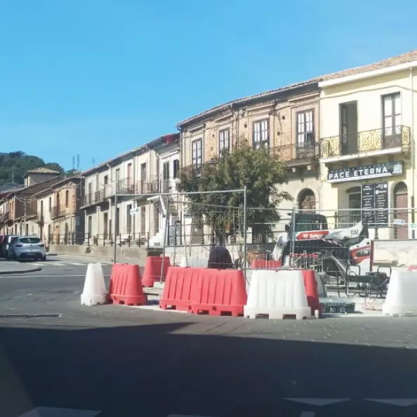 Sant’Onofrio, demolita la struttura nella rotatoria: Mattioli attacca:\u00A0«A pagare il conto sono sempre i cittadini»\n