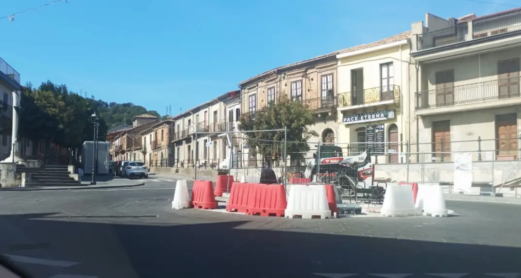 Sant’Onofrio, demolita la struttura nella rotatoria: Mattioli attacca:\u00A0«A pagare il conto sono sempre i cittadini»\n