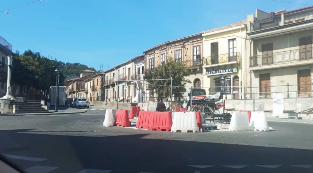 Sant’Onofrio, demolita la struttura nella rotatoria: Mattioli attacca:\u00A0«A pagare il conto sono sempre i cittadini»\n