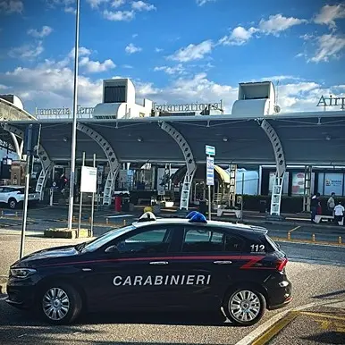 <p>Aeroporto di Lamezia, tenta di imbarcarsi con una cartuccia calibro 7,65 nel marsupio: denunciato un 55enne</p>