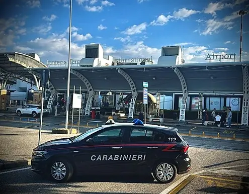 Aeroporto di Lamezia, tenta di imbarcarsi con una cartuccia calibro 7,65 nel marsupio: denunciato 55enne di Vibo\n