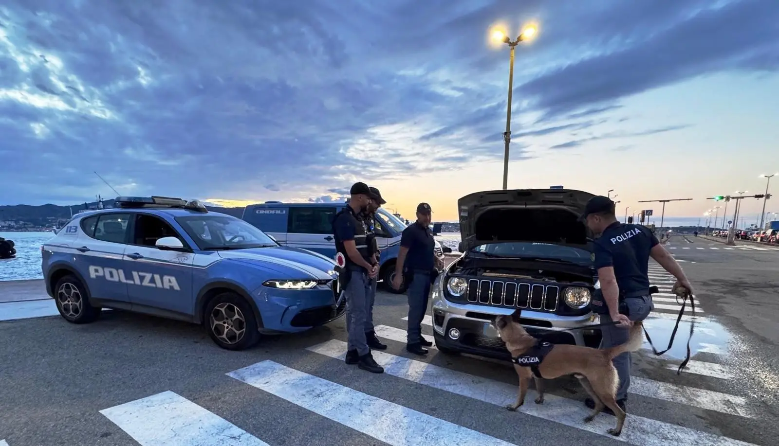 Il\u00A0cane poliziotto Pablo scova oltre un chilo di cocaina nascosto nel vano motore, a Villa\u00A0arrestato un 52enne