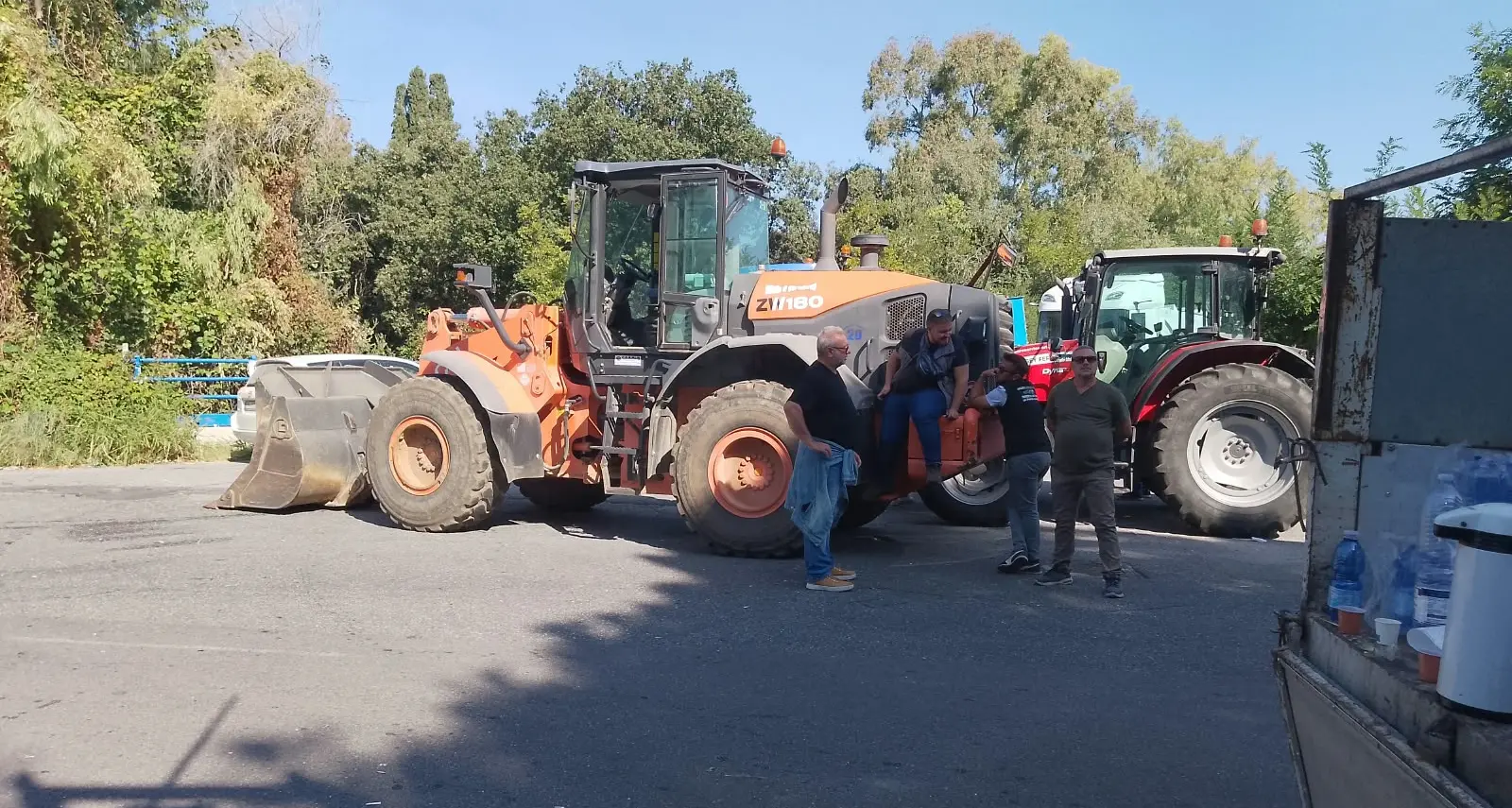 Gli agricoltori bloccano a\u00A0oltranza Vibo Marina: passano solo\u00A010 autocisterne al giorno. Il carburante scarseggia: code ai distributori\n