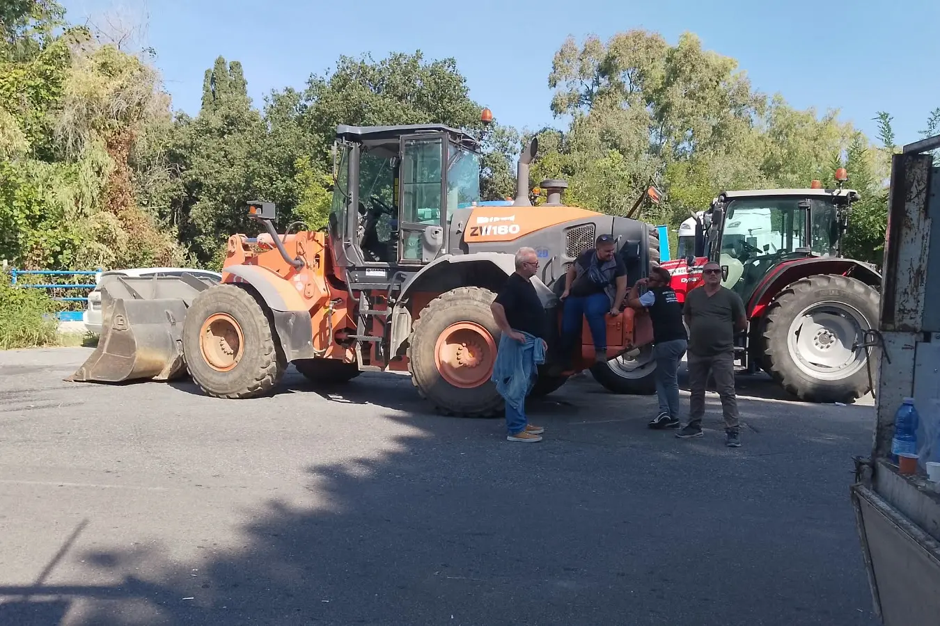 <p>Gli agricoltori bloccano a oltranza Vibo Marina: passano solo 10 autocisterne al giorno e il carburante ora scarseggia</p>