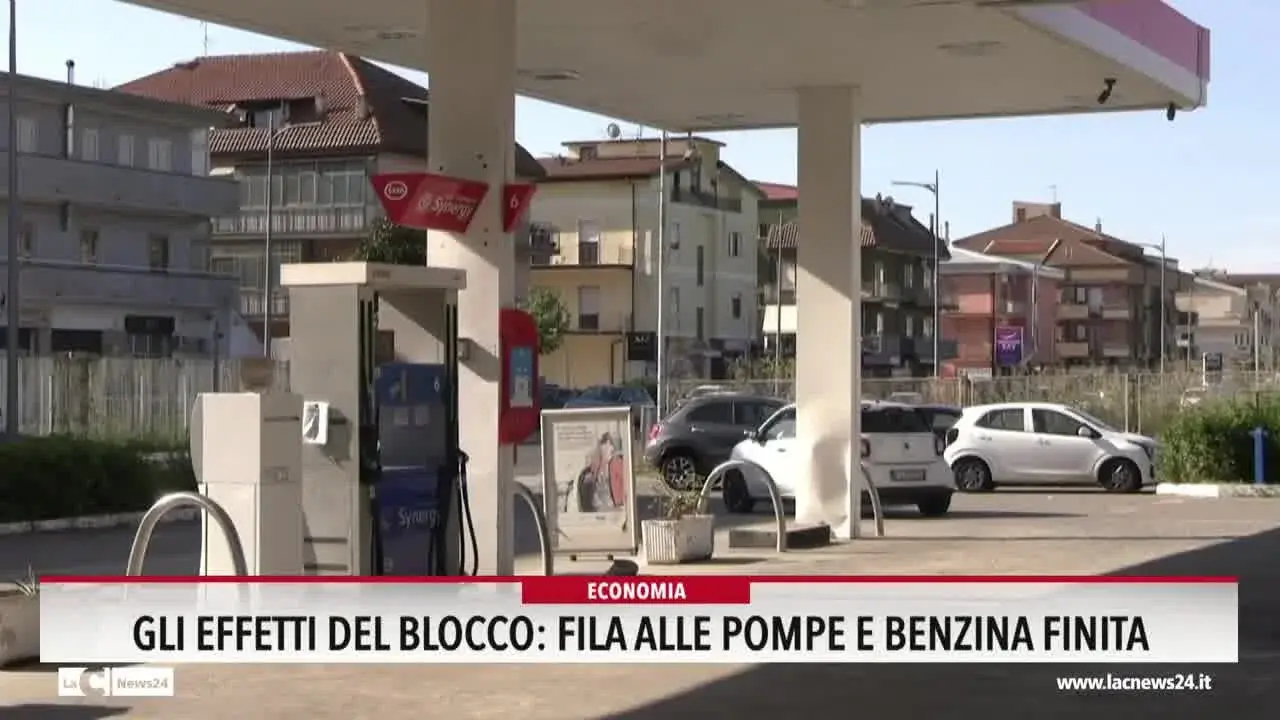 Gli effetti del blocco: fila alle pompe e benzina finita