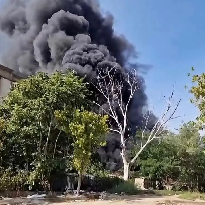 Lamezia, incendio\u00A0rifiuti nel popoloso quartiere Ciampa di cavallo: sul posto i vigili del fuoco\n