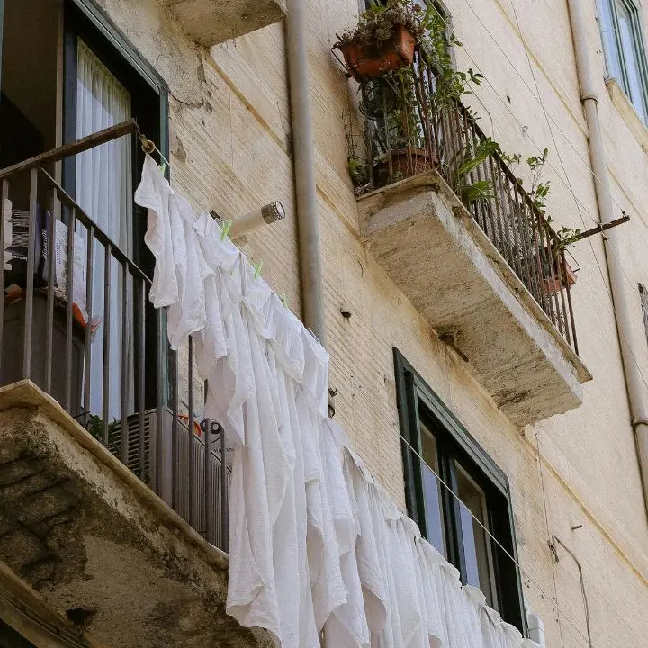 «Qui non siamo a Napoli»: guerra dei panni stesi tra Napoli e la\u00A0cittadina francese\u00A0Thizy﻿-les-Bourgs\n