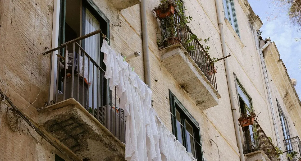 «Qui non siamo a Napoli»: guerra dei panni stesi tra Napoli e la\u00A0cittadina francese\u00A0Thizy﻿-les-Bourgs\n