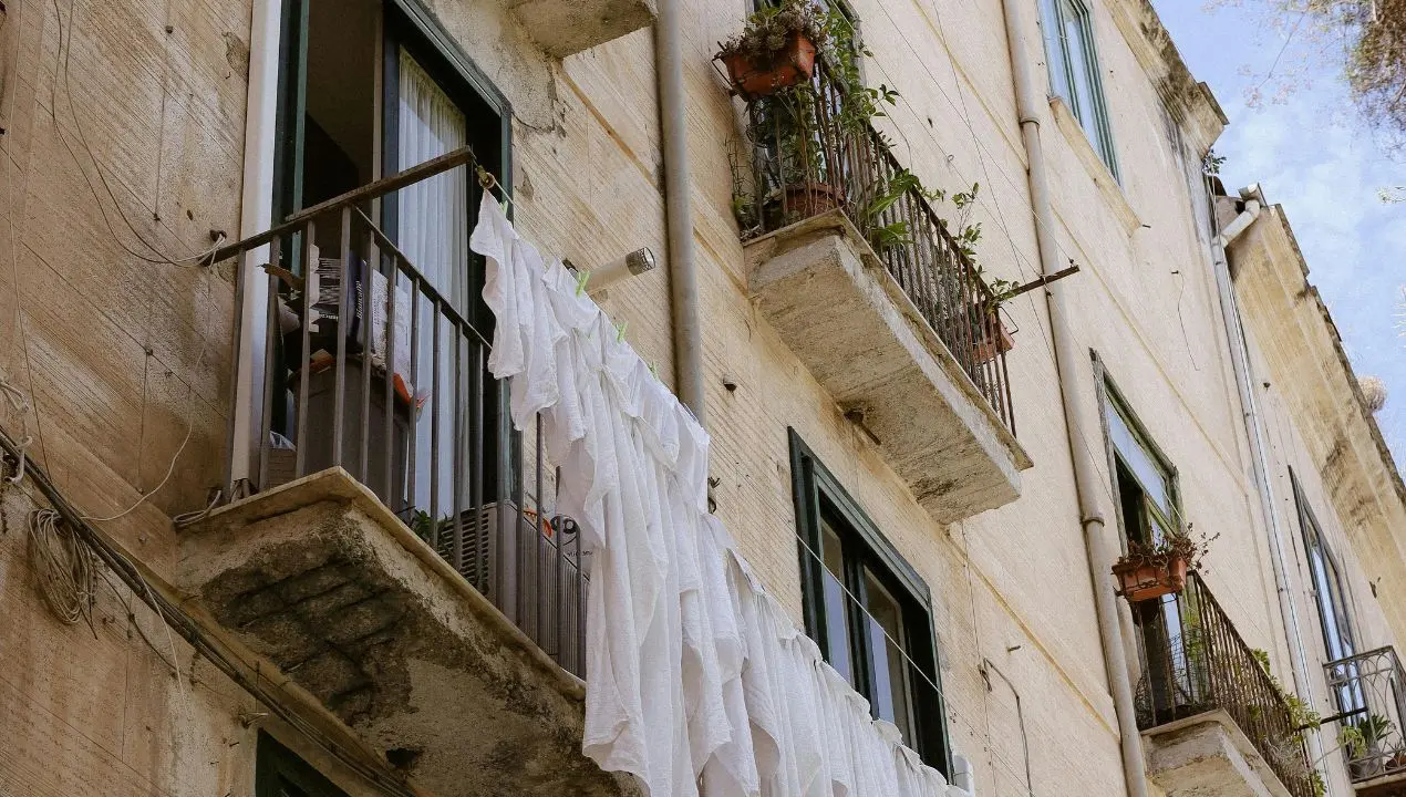 «Qui non siamo a Napoli»: guerra dei panni stesi tra Napoli e la\u00A0cittadina francese\u00A0Thizy﻿-les-Bourgs\n