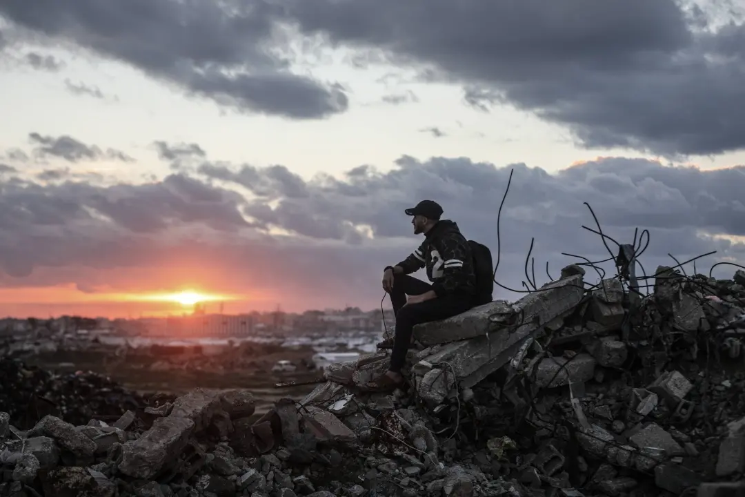 Israele e Gaza, tre anni dopo il 7 ottobre: una guerra senza fine tra stragi, ostaggi e macerie\n