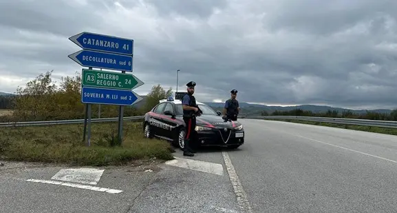 Soveria Mannelli, 18enne al volante con una patente falsa: denunciato\n