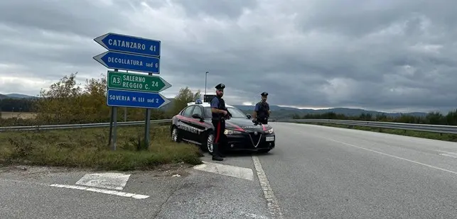 Soveria Mannelli, 18enne al volante con una patente falsa: denunciato\n