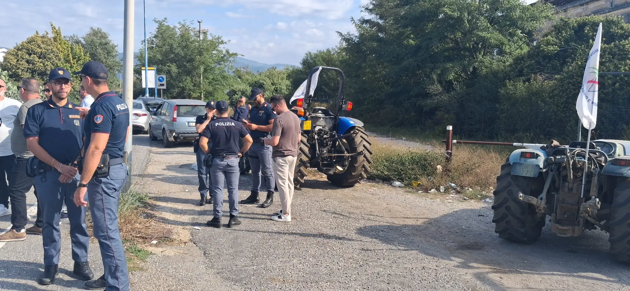 Protesta degli agricoltori, i trattori da Vibo a Lamezia: presidio all’aeroporto