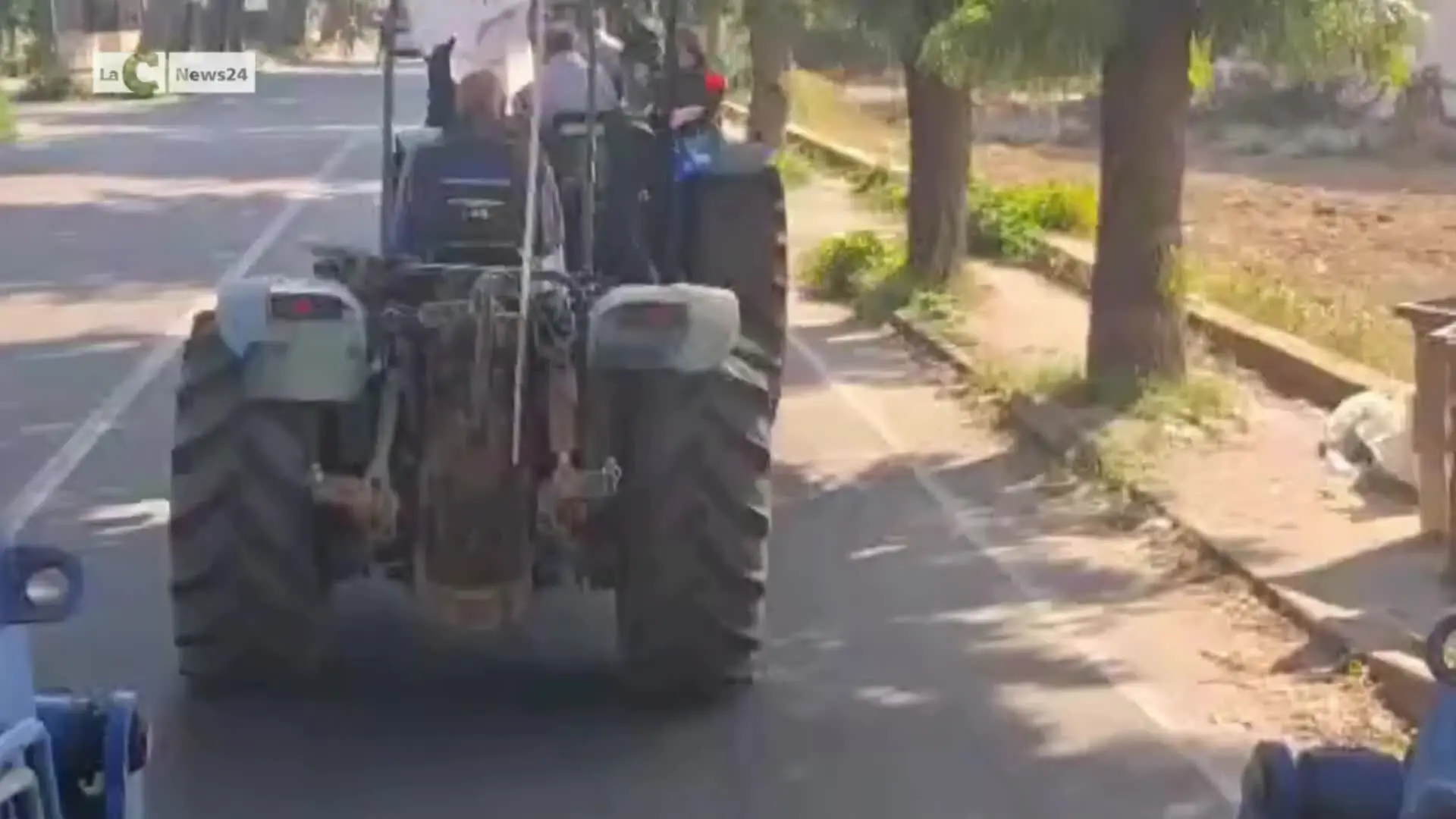 Trattori in strada a Lamezia: la protesta