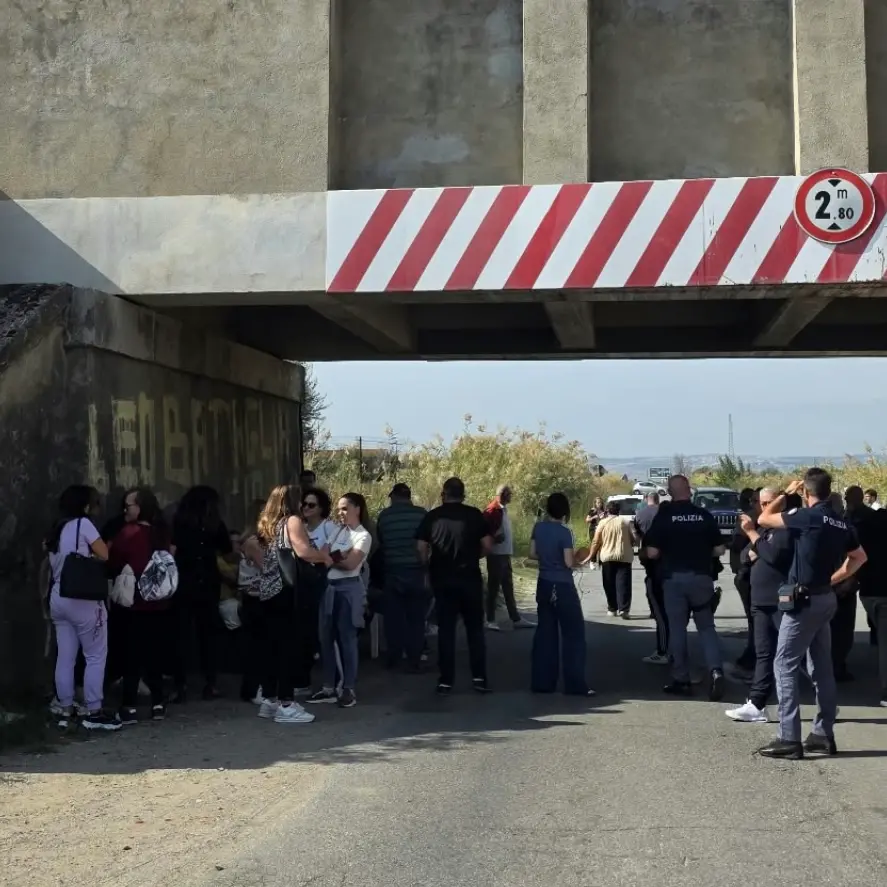 SP173, residenti bloccano la strada contro la chiusura. Stasi: «Prima serve un’alternativa»\n