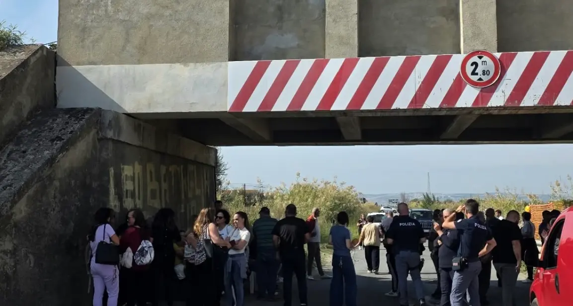 SP173, residenti bloccano la strada contro la chiusura. Stasi: «Prima serve un’alternativa»\n