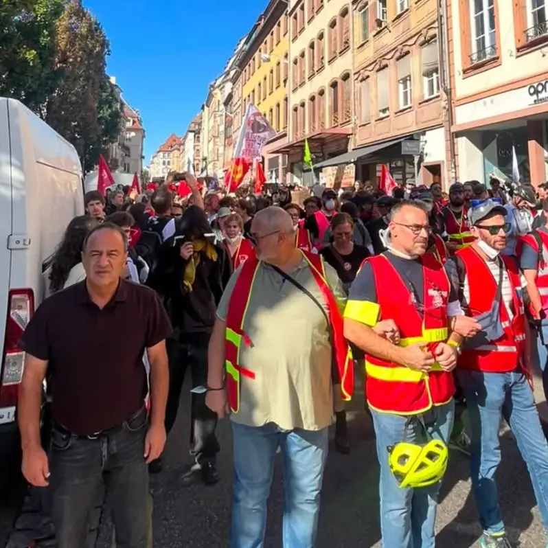Francia, studenti in piazza contro guerre e disuguaglianze. In corteo anche Mimmo Lucano: «Al loro fianco per un futuro più umano»\n\n\n