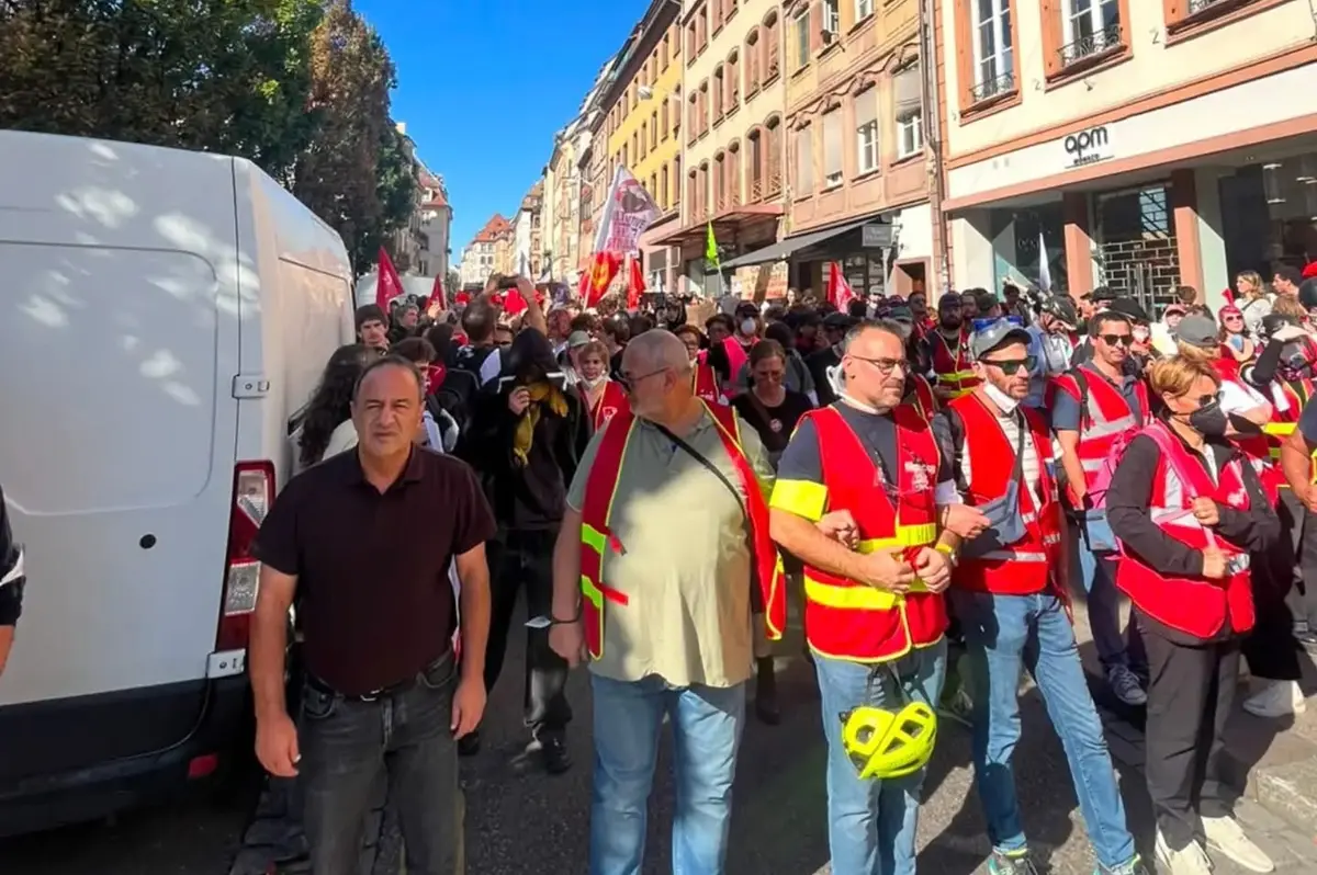 Francia, studenti in piazza contro guerre e disuguaglianze. In corteo anche Mimmo Lucano: «Al loro fianco per un futuro più umano»\n\n\n