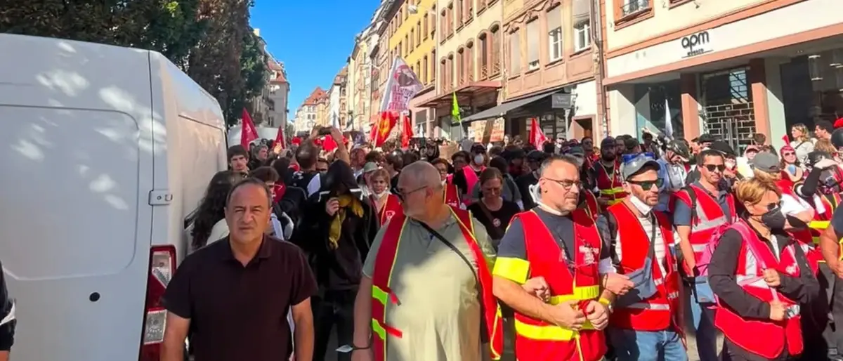 Francia, studenti in piazza contro guerre e disuguaglianze. In corteo anche Mimmo Lucano: «Al loro fianco per un futuro più umano»\n\n\n