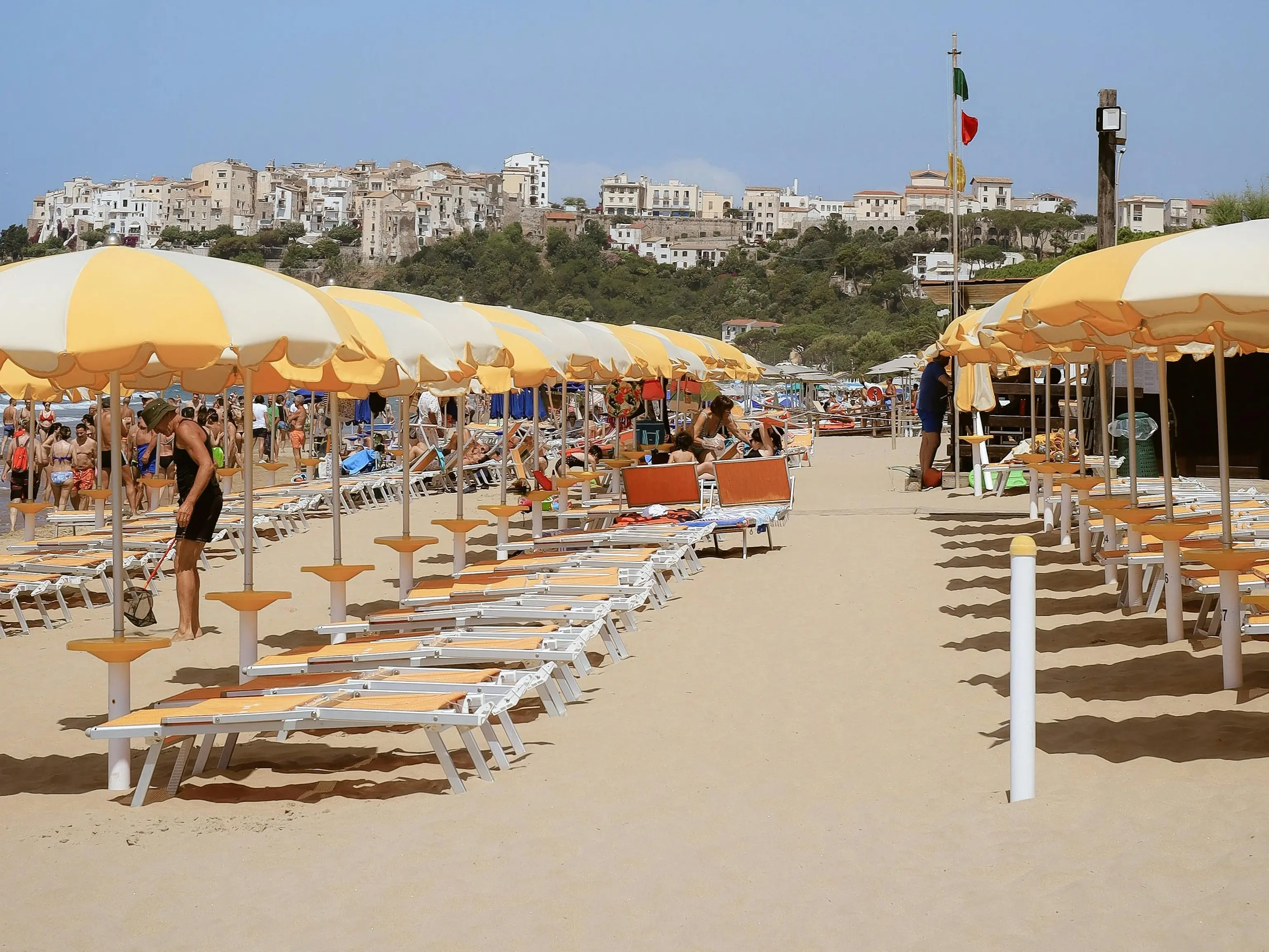 Concessioni balneari, la sfida dei sindaci al governo: «Il bando va modificato». In Calabria 2mila imprese a rischio