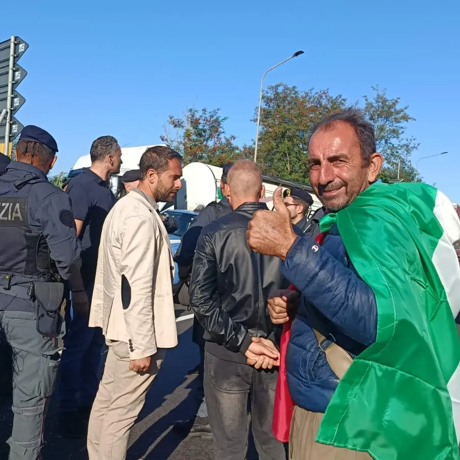La Calabria dei trattori nell’ombra dei media: la lezione di civiltà che la tv rifiuta di raccontare\n