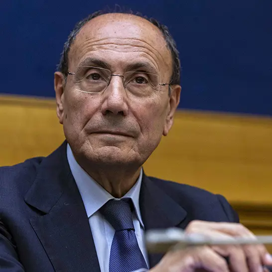 Schifani, De Luca evoca il Csm: il possibile voto in Sicilia a primavera incrocia il braccio di ferro tra Meloni e Forza Italia\n