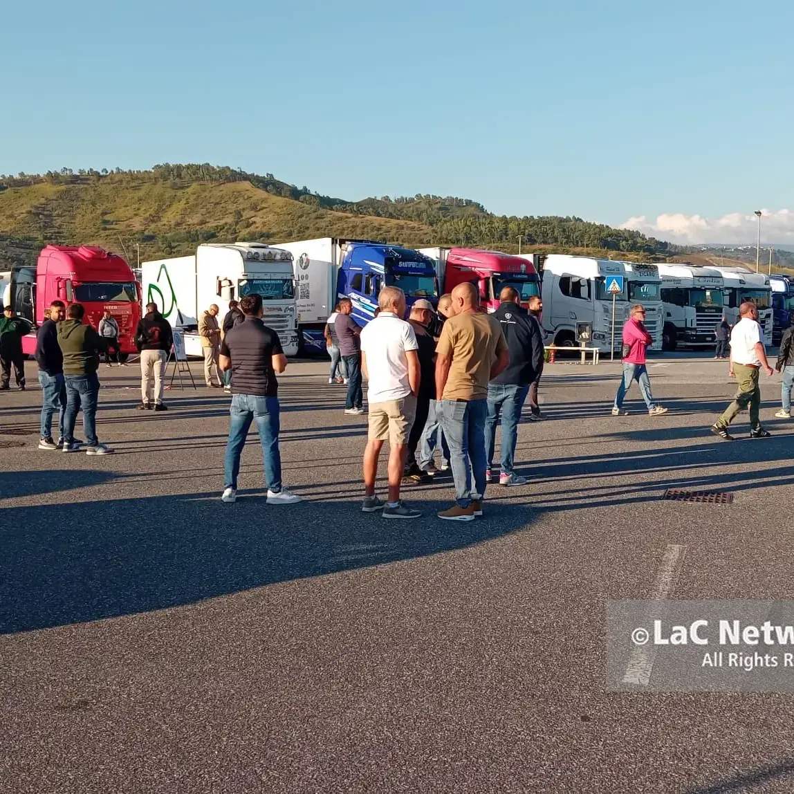 Autotrasportatori,\u00A0fumata nera in Regione e\u00A0il 16 ottobre sarà sciopero: «Niente latte e pasta sugli scaffali, si fermerà la Calabria»\n