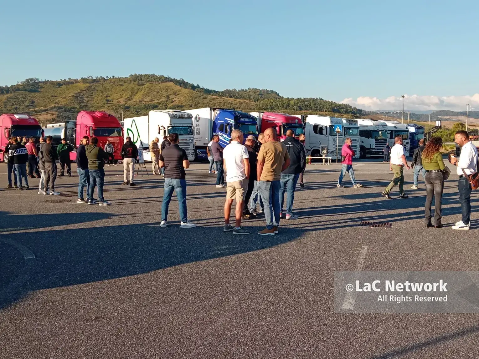Autotrasportatori, fumata nera in Regione e il 16 ottobre sarà sciopero: «Niente latte e pasta sugli scaffali, si fermerà la Calabria»