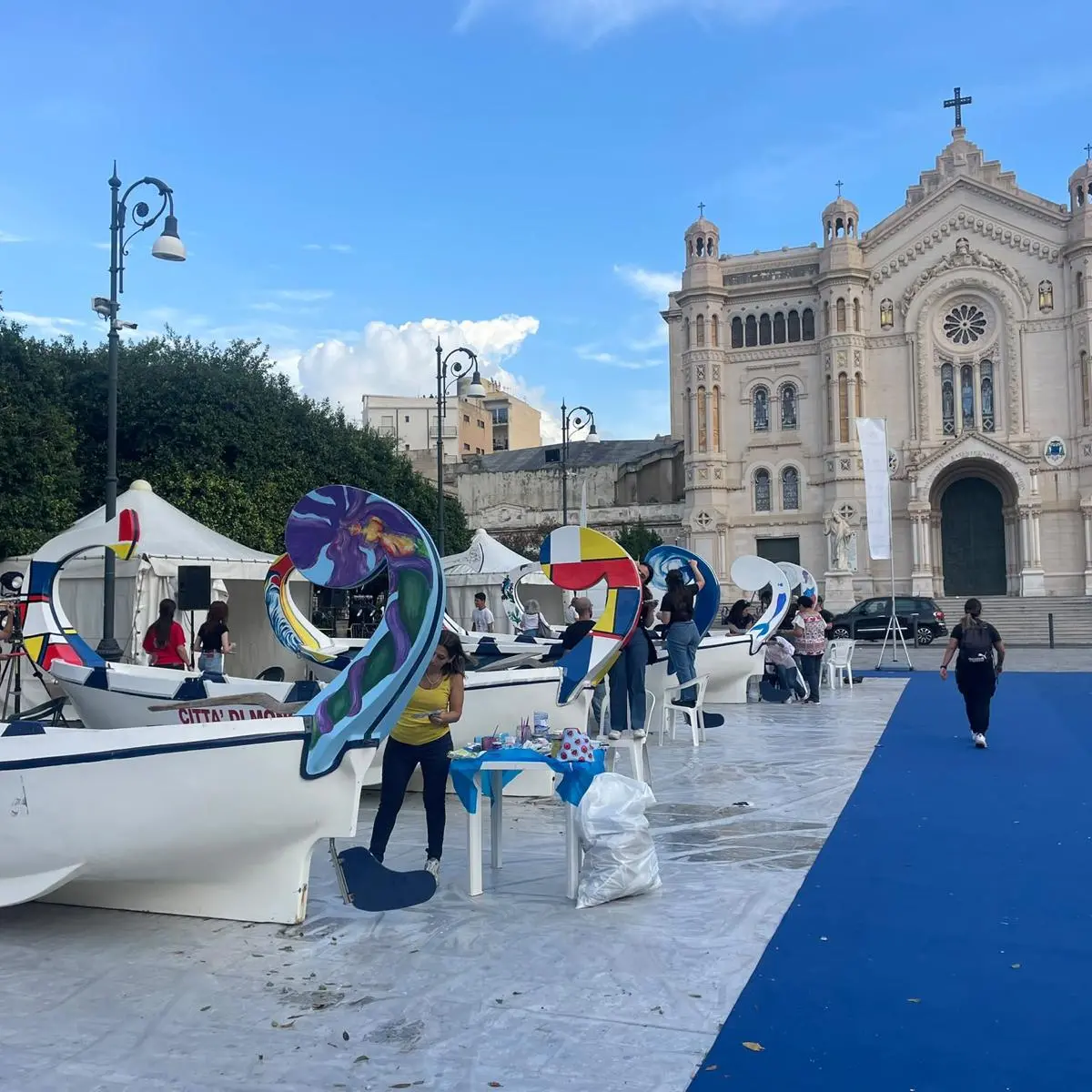 Regata del Mediterraneo, la XXI Royal Edition entra nel vivo: in piazza Duomo le barche diventano opere d’arte\n