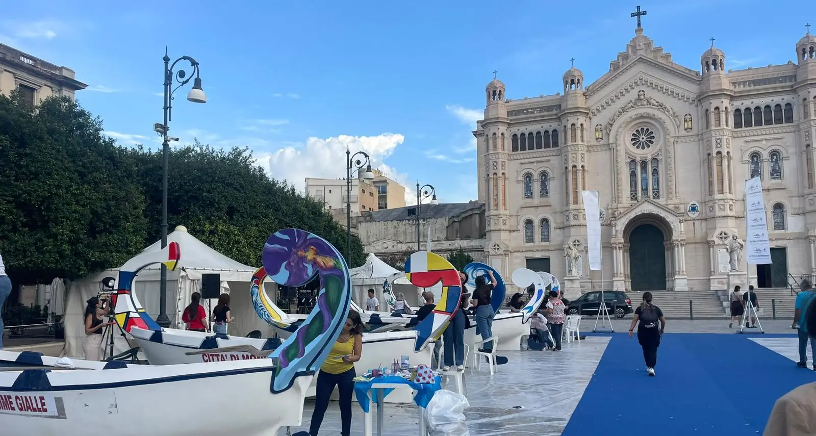 Regata del Mediterraneo, la XXI Royal Edition entra nel vivo: in piazza Duomo le barche diventano opere d’arte\n