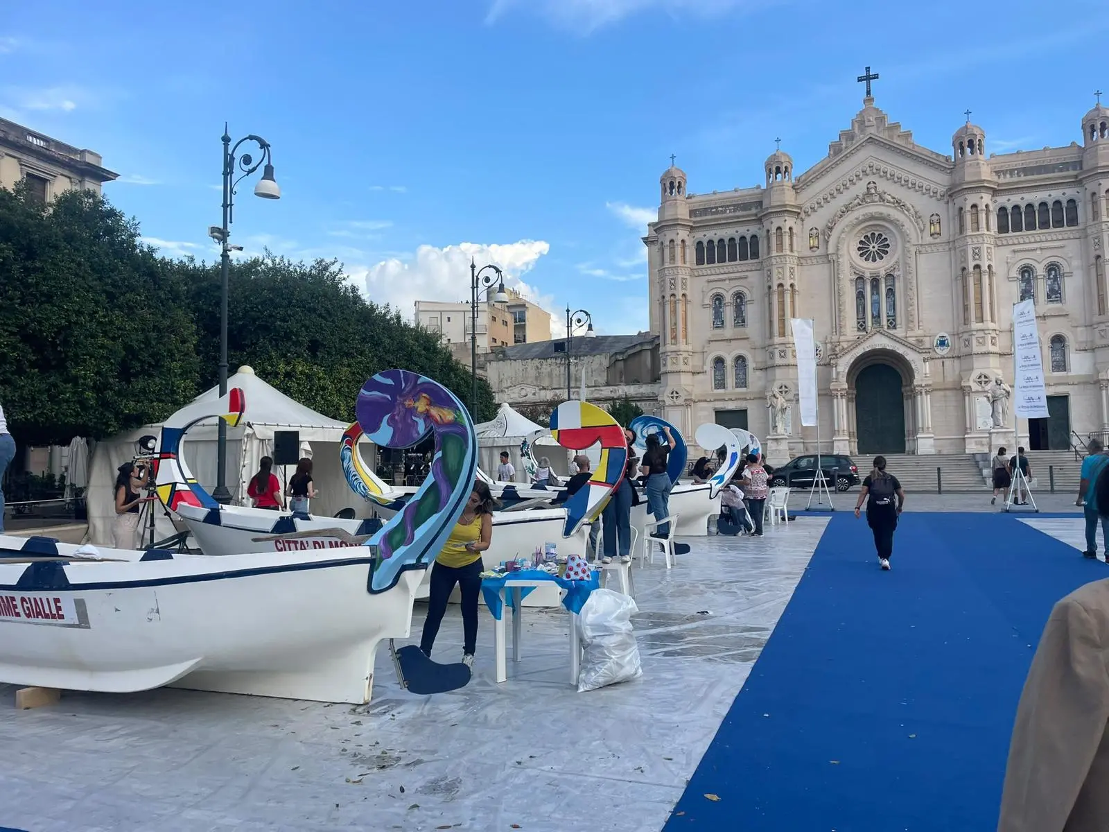 Regata del Mediterraneo, la XXI Royal Edition entra nel vivo: in piazza Duomo le barche diventano opere d’arte\n