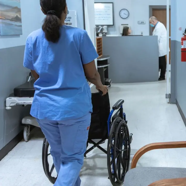 Rsa, cure e diagnostica: settore pubblico al collasso, la domanda di servizi spinge la crescita della sanità privata\n