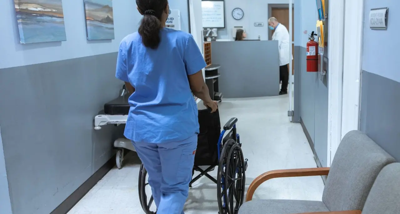 Rsa, cure e diagnostica: settore pubblico al collasso, la domanda di servizi spinge la crescita della sanità privata\n