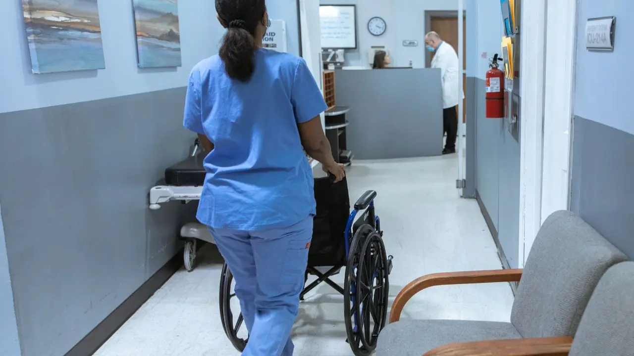 Rsa, cure e diagnostica: settore pubblico al collasso, la domanda di servizi spinge la crescita della sanità privata\n