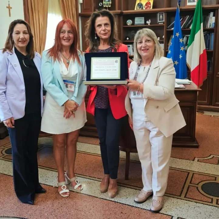 Cosenza, al prefetto Padovano la targa di socia onoraria dell’Associazione Lotta Tumori
