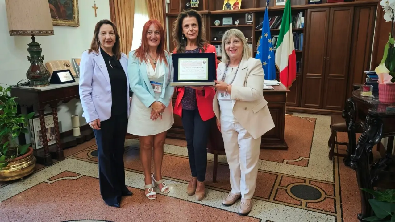 Cosenza, al prefetto Padovano la targa di socia onoraria dell’Associazione Lotta Tumori