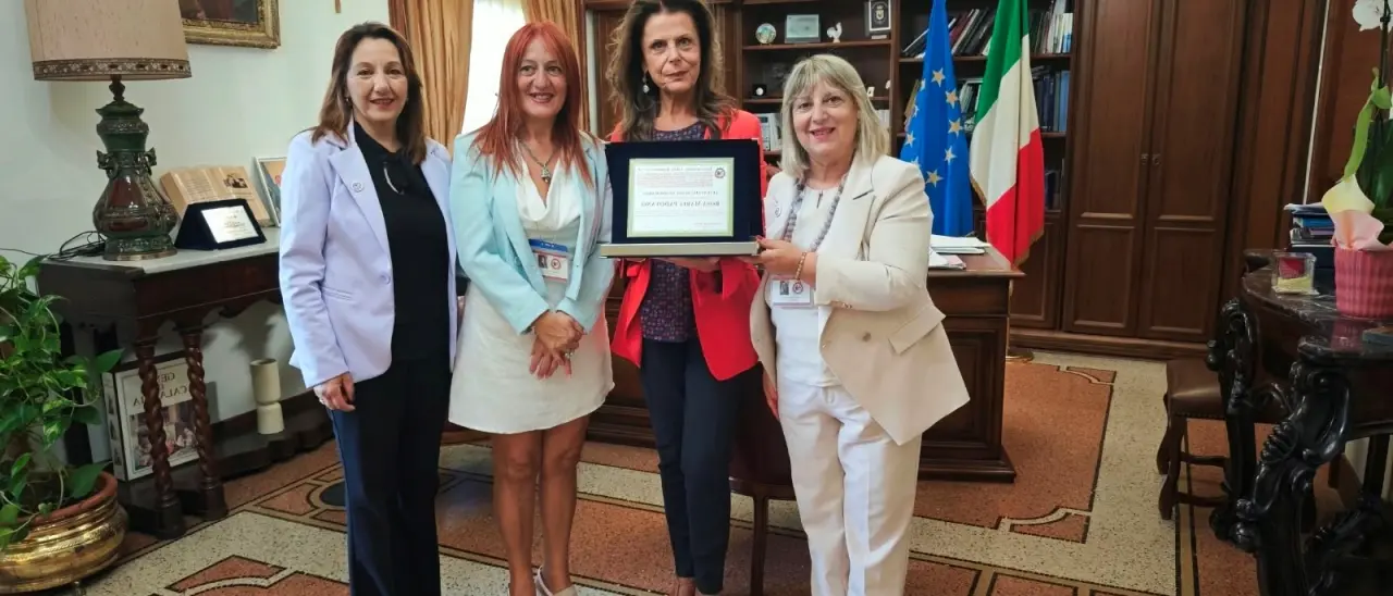 Cosenza, al prefetto Padovano la targa di socia onoraria dell’Associazione Lotta Tumori